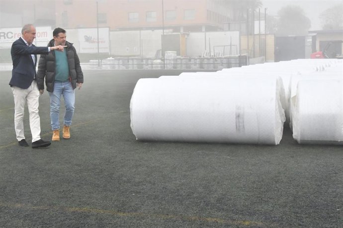 El alcalde de Tomares, en el césped del estadio municipal San Sebastián.