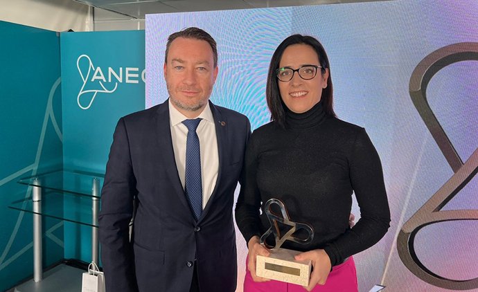 Leticia San Martín posa con el premio Hélice ANECA a la Calidad Académica junto a Ramón Gonzalo, rector de la UPNA.