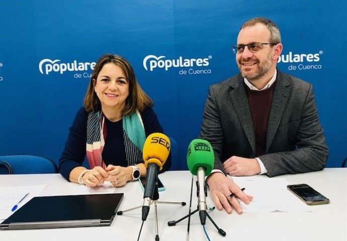 La portavoz y el presidente del Grupo Popular en la Diputación de Cuenca, Clara Plaza y Cayetano Solana