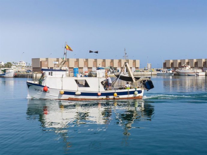 Barco pesquero en Adra (Almería).