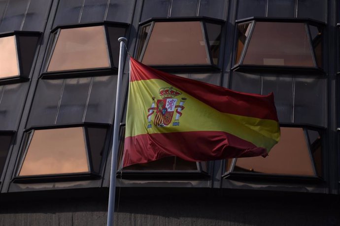 A bandeira de España fronte á sede do Tribunal Constitucional.