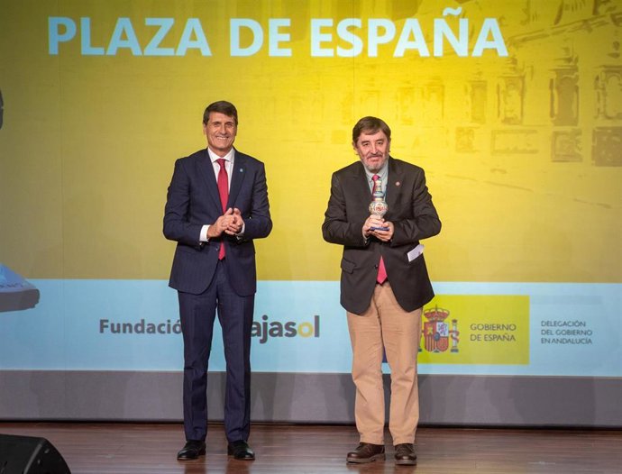 Don Luis García Montero secretario de Estado y director del Instituto Cervantes (d) recibe el galardón de manos de El delegado del Gobierno de España en Andalucía, Pedro Fernández (i) , a 21 de diciembre 2022 en Sevilla, (Andalucía, España). El delegado