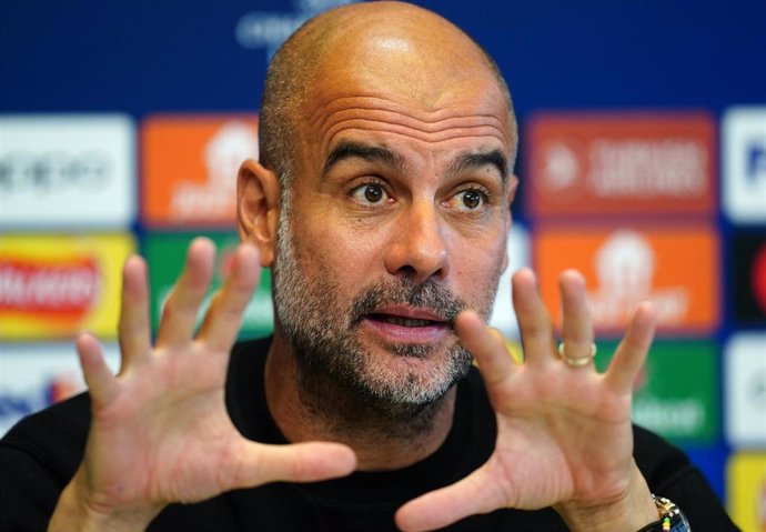 El técnico del Manchester City, Pep Guardiola, atiende a los medios de comunicación.