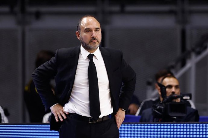 Archivo - Chus Mateo, entrenador del Real Madrid de baloncesto, durante un partido