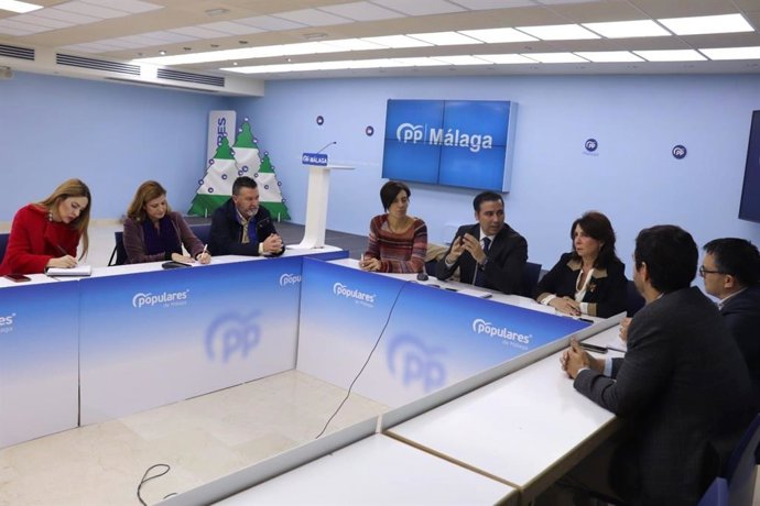 El vicesecretario de Málaga Productiva del PP de Málaga, Carlos Conde, y su equipo de la vicesecretaría de Málaga Productiva del PP malagueño en una reunión con la Asociación de Viviendas Turísticas de Andalucía
