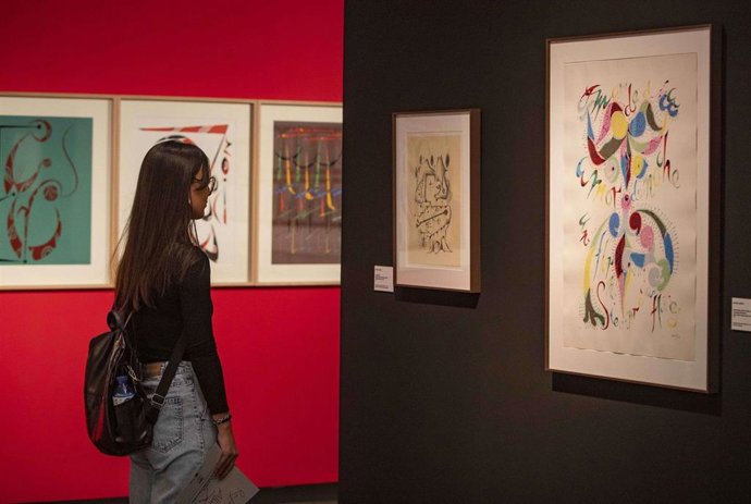 Una mujer observa uno de los cuadros pintados por Rafael Alberti en la exposición inaugurada por la Fundación Unicaja en Cádiz