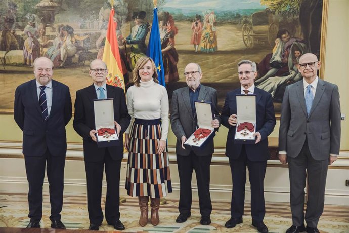 La ministra de Educación entrega de la Gran Cruz de la Orden Civil de Alfonso X el Sabio a Felipe Pétriz.