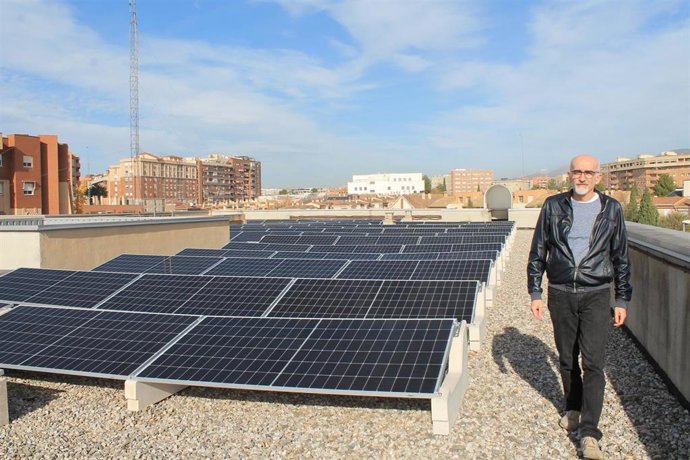 Esteban Ruiz, con las placas fotovoltaicas en la sede de CCOO Granada