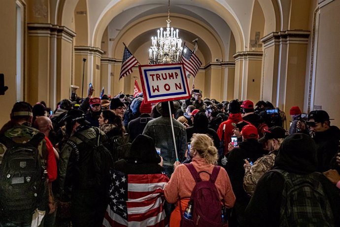 Simpatizantes de Donald Trump asaltando el Capitolio.