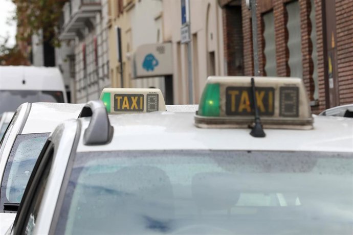 Archivo - Varios taxis aparcados