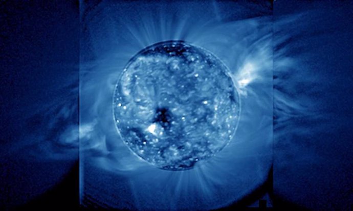 Observación en ultravioleta de estructuras de plasma en la corona media del Sol