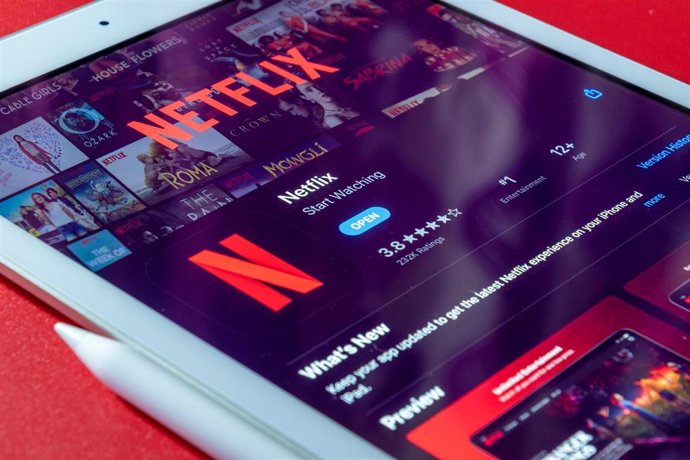 Archivo - La aplicaicón de Netflix en un dispositivo móvil