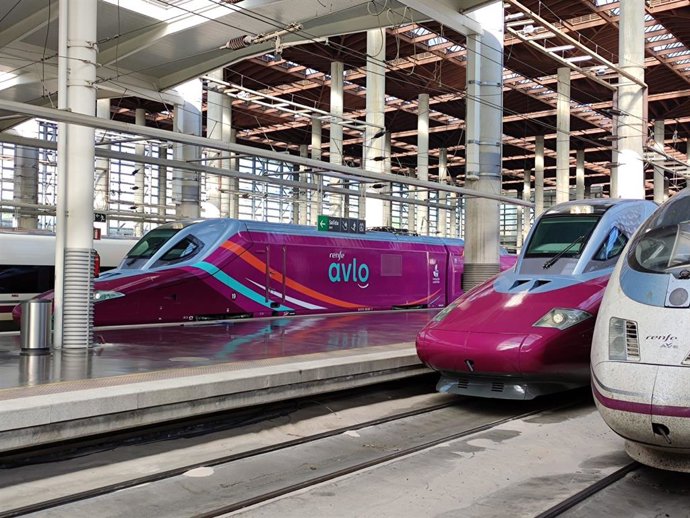 Archivo - Trens Avlo a l'estació de Madrid-Puerta de Atocha