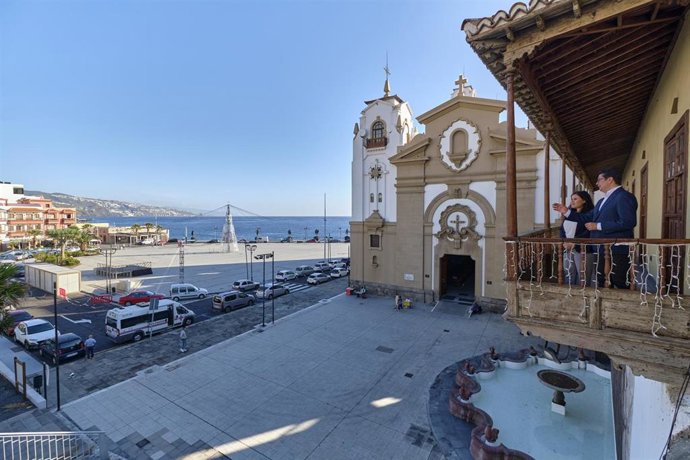 La alcaldesa de Candelaria, Mari Brito, y el presidente del Cabildo de Tenerife, Pedro Martín, observan la plaza de la Patrona tras presentar las obras de remodelación