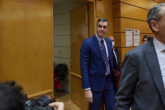 El presidente del Gobierno, Pedro Sánchez, a su llegada a una sesión de control al Gobierno en el Senado, a 21 de diciembre de 2022, en Madrid (España).  El presidente del Gobierno, Pedro Sánchez, y el líder del PP, Alberto Núñez Feijóo, celebran este m