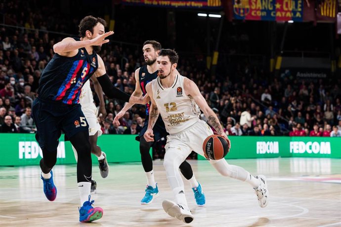 Nando De Colo intenta penetrar ante Serlan Sanli en el Bara-Real Madrid de la Euroliga 2022-2023