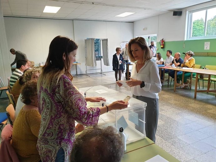 Archivo - Mónica Martínez, votando cuando se presentó como candidata por Ciudadanos a la Alcaldía de A Coruña