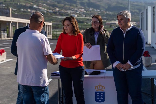Acto de entrega de viviendas prefabricadas en Los Llanos de Aridane para personas afectadas por la erupción volcánica en La Palma