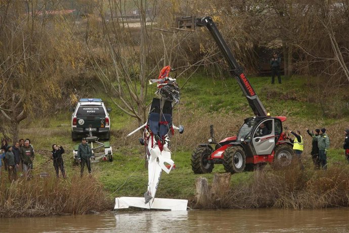 Momento en el que el ultaligero es extraído del río Duero a su paso por Villamarciel.
