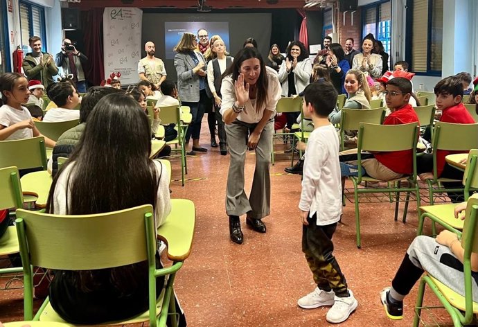 Loles López insta a que niñas y niños jueguen en libertad "sin la influencia de los clichés de género".