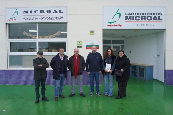 El coordinador de Vox en Bollullos de la Mitación (Sevilla), Jesús Martín, en las instalaciones de los Laboratorios Microal.