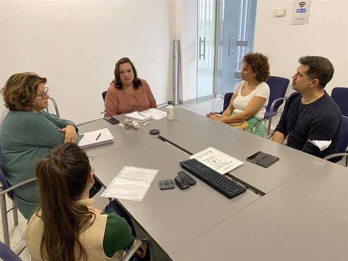 La presidenta del IASS, Marian Franquet (c), en una reunión con la asociación Pequeño Valiente para informarles sobre una subvención que impulsará nuevos servicios