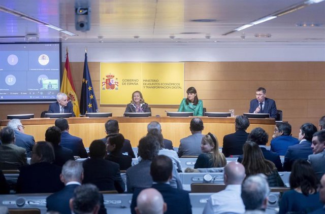 Reunión del Gobierno con el sector de los chips en España para presentar las actuaciones del Perte