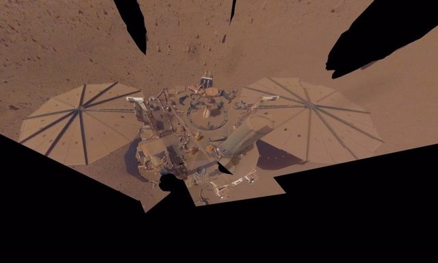 Imagen del último selfie tomado por el módulo de aterrizaje en Marte InSight de la NASA el 24 de abril de 2022, el 1.211º día marciano, o sol, de la misión.