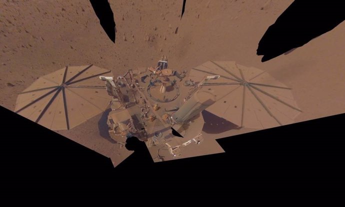 Imagen del último selfie tomado por el módulo de aterrizaje en Marte InSight de la NASA el 24 de abril de 2022, el 1.211 día marciano, o sol, de la misión.