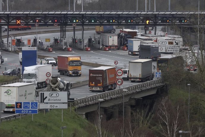 Archivo - Efectivos de la Guardia Civil y de la Unidad de Intervención Policial (UIP) de la Policía Nacional realizan controles en la frontera con  Francia, concretamente en el puente de Hendaya (Francia) que separa Irún (Guipúzcoa, País Vasco, España) 