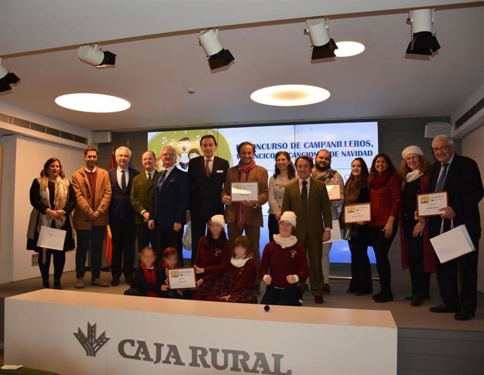 Ganadores del Concurso de Campanilleros, Villancicos y Canciones de Navidad, en un acto celebrado en Caja Rural del Sur.