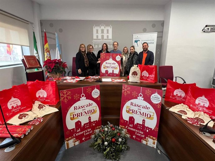 Presentación de la campaña navideña 'Ráscale un premio al comercio local' de La Algaba.