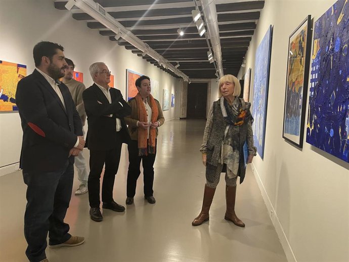La pintora turolense Quinita Fogué reflexiona sobre su trayectoria artística en la exposición 'El álbum de la memoria'.