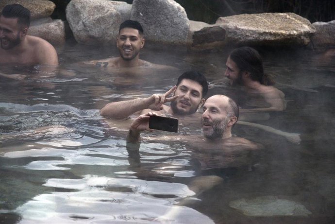 El cantante y personaje mediático Omar Montes (i) y el alcalde de Ourense, Gonzalo Pérez Jácome (d)?, se san un baño mientras graban un vídeo para TikTok, en las Termas Públicas de Outariz, a 16 de diciembre de 2022, en Outariz, Ourense