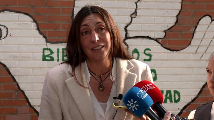 La consejera de Inclusión Social, Juventud, Familias e Igualdad, Loles López, en declaraciones a los medios  en el CEIP Paz y Amor del Polígono Sur