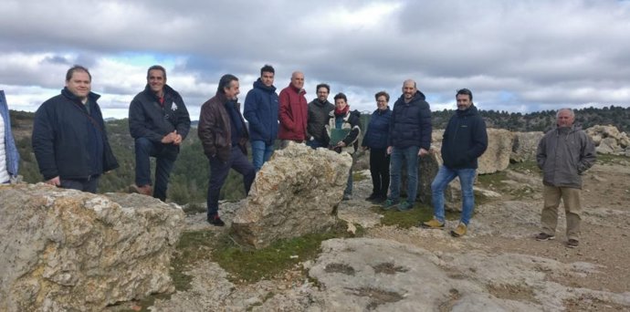 El director general de Medio Natural, Diego Bayona, se ha reunido este miércoles en Jabaloyas (Teruel) con los alcaldes de los municipios integrantes de la Reserva de la Biosfera del "Valle del Cabriel"