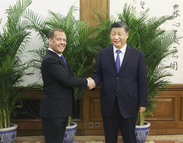 El expresidente ruso Dimitri Medvedev, y el presidente de China, Xi Jinping.