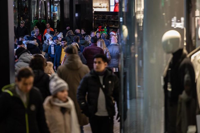 Numerosas personas pasean de compras en Navidad, en una fotografía de archivo