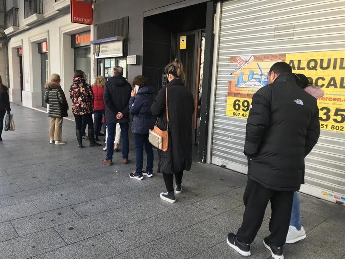 Fila en una administración de Zaragza