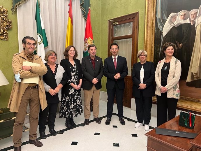 Recepción al director del Instituto Cervantes, Luis García Montero, por el alcalde de Granada, Francisco Cuenca, ambos en el centro de la imagen, en el Ayuntamiento, antes del balance de la Reunión de Directores