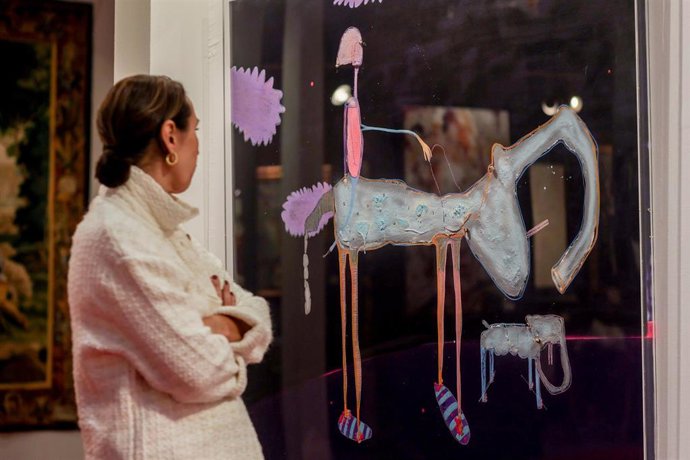Archivo - Una mujer observa una obra de la galería Benlliure durante la feria de Antigüedades y Galerías de Arte, Feriarte, en el recinto de Ifema Madrid, a 13 de noviembre de 2022, en Madrid (España). 