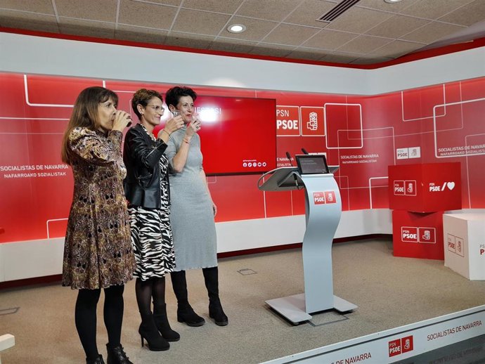La secretaria general del PSN, María Chivite, la candidata del PSN a la Alcaldía de Pamplona, Elma Saiz, y la secretaria general de la agrupación, Maite Esporrín, en el acto de Navidad del PSN de Pamplona