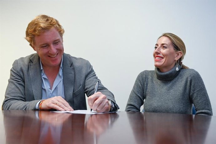 El alcalde de Badajoz, Ignacio Gragera, cumplimenta su afiliación al PP junto a la presidenta del partido en Extremadura, María Guardiola.
