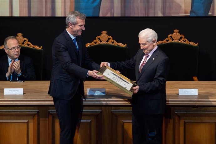 El presidente de la Xunta, Alfonso Rueda, reconoce como Embajador de Honor del Camino de Santiago a Víctor Manuel Vázquez Portomeñe