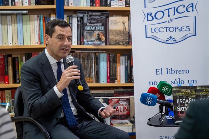 El Presidente de la Junta de Andalucía Juanma Moreno interviene en la presentación del libro "El escaño de Satanás" a 21 de diciembre 2022 en Sevilla, (Andalucía, España)