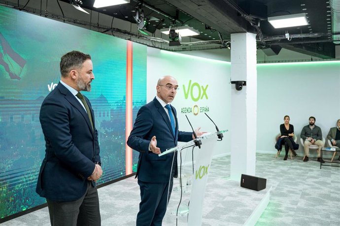 El vicepresidente de Acción Política y eurodiputado de VOX Jorge Buxadé y el líder de Vox, Santiago Abascal. 