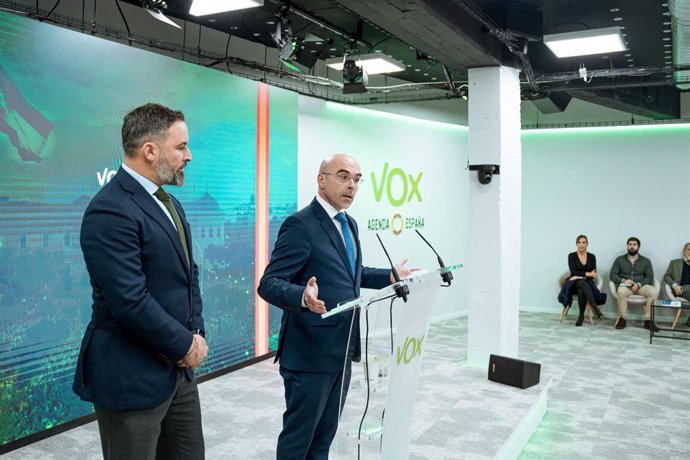 El vicepresident d'Acció Política i eurodiputat de VOX Jorge Buxadé i el líder de Vox, Santiago Abascal. 