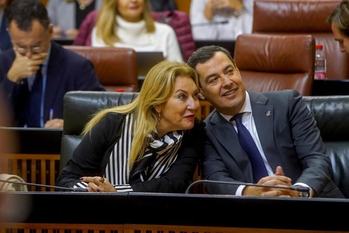 El presidente de la Junta de Andalucía, Juanma Moreno junto a la consejera de Economía y Hacienda de la Junta de Andalucía, Carolina España, durante la primera jornada del Pleno del Parlamento andaluz en el Parlamento de Andalucía, a 21 de diciembre de 