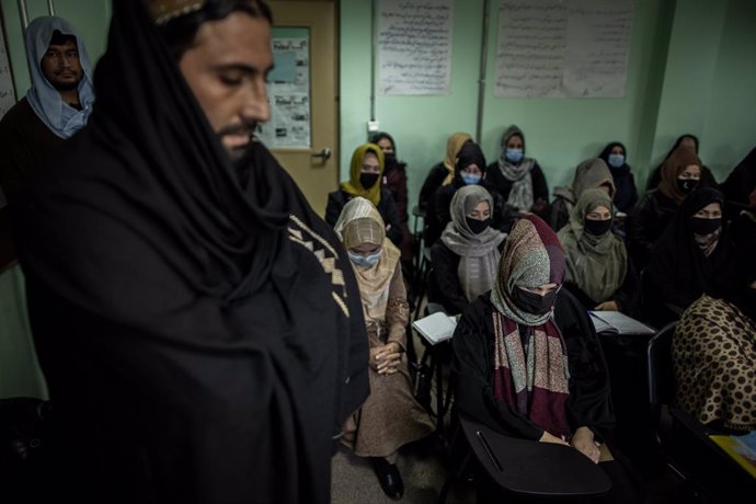 Archivo - 17 November 2022, Afghanistan, Kabul: Members of the Taliban stand in a classroom of a police barrack, where women are being trained as police officers. Since taking power in August 2021, the militant Islamist movement of Taliban have been mas