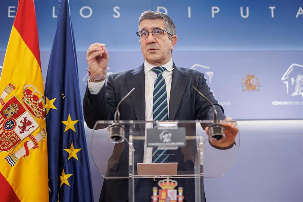 El portavoz del PSOE en el Congreso, Patxi López, interviene en una rueda de prensa. 